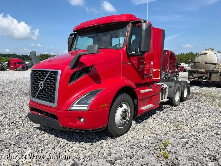 2020 Volvo VNR semi truck