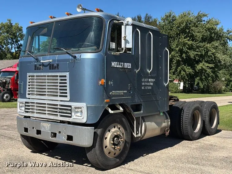 1993 International 9600 semi truck