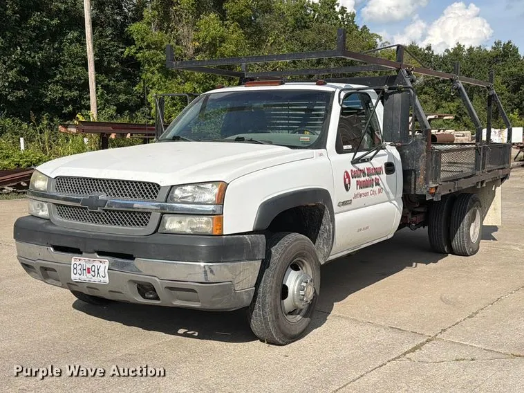 2004 Chevrolet Silverado 3500 flatbed pickup truck