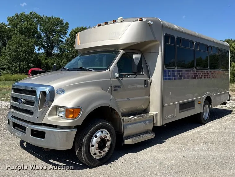 2010 Ford F650 Super Duty shuttle bus