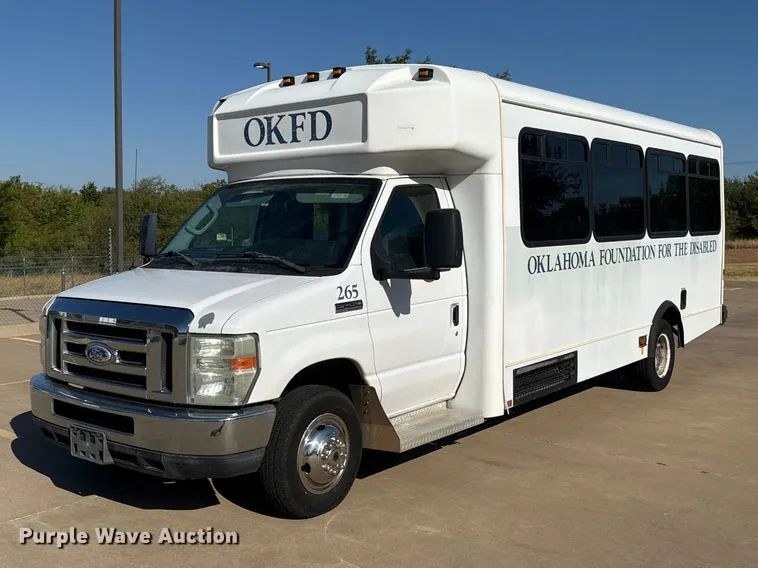 2014 Ford E-450 shuttle bus