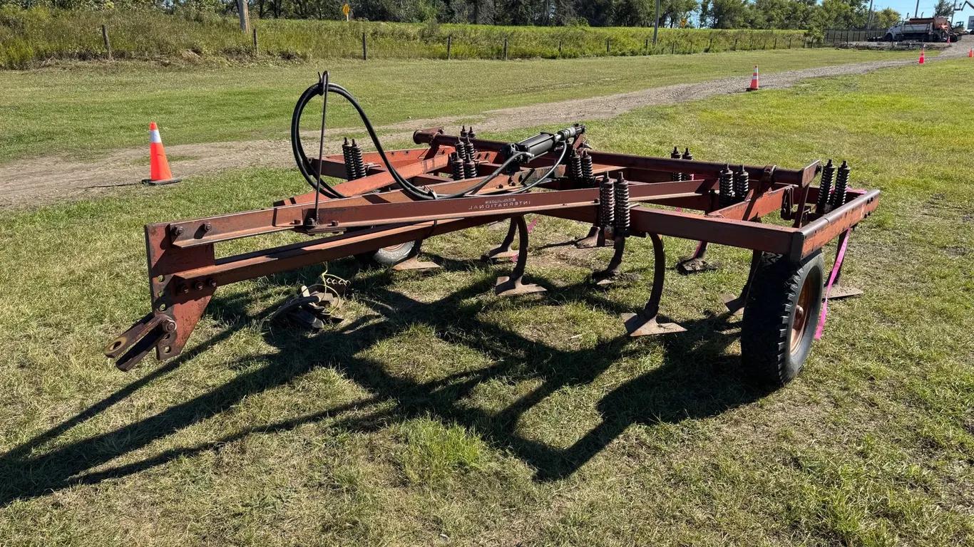 10' International Cultivator