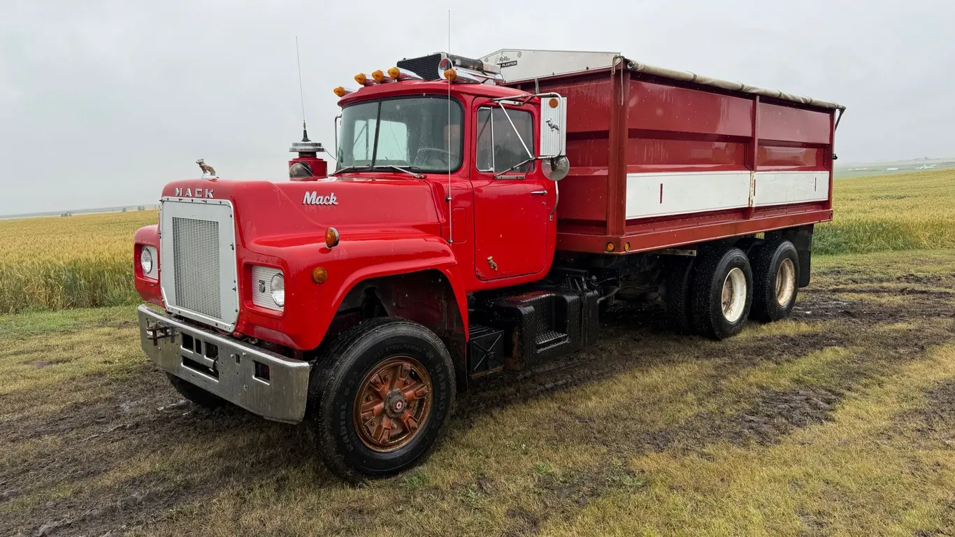 Mack T/A Grain Truck