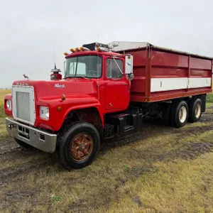 Mack T/A Grain Truck