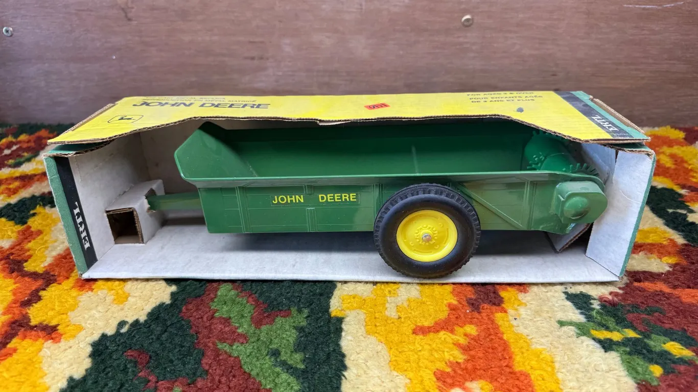 John Deere Diecast S/A Manure Spreader