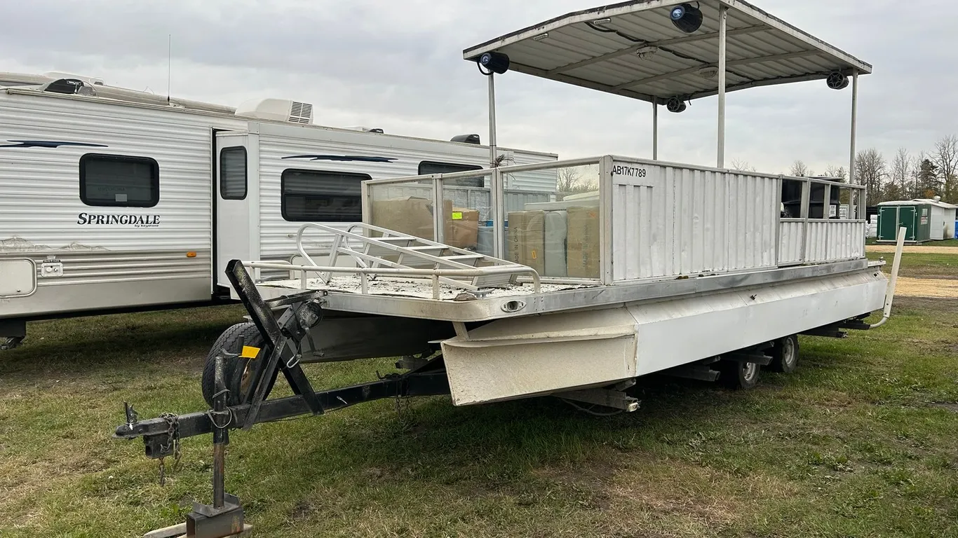 *PROJECT BOAT* DOUBLE HULL PONTOON BOAT S/N WTU00012M794 26FT X 8FT, MANY NEW PARTS INCLUDED, JOHNSON 85 OUTBOARD MOTOR W/ T/A TRAILER (NO VIN)