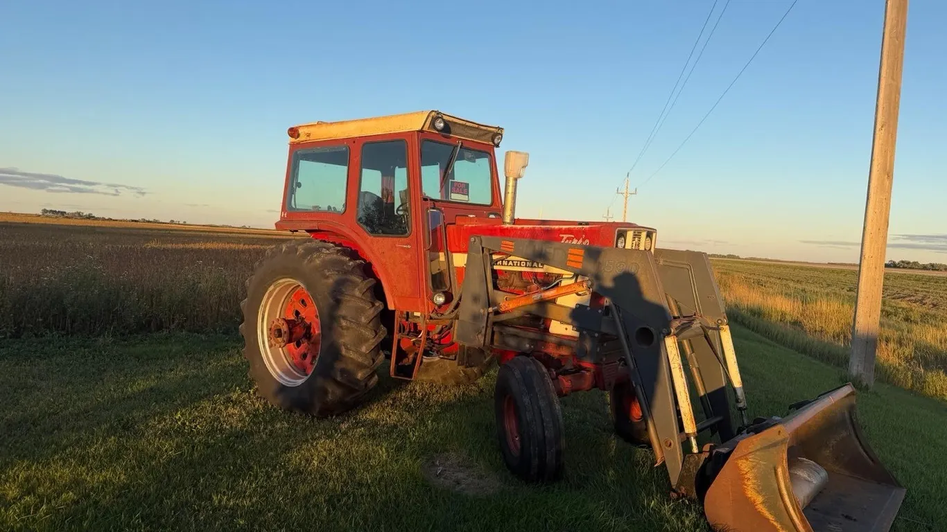 OFFSITE - 1066 International tractor with loader
