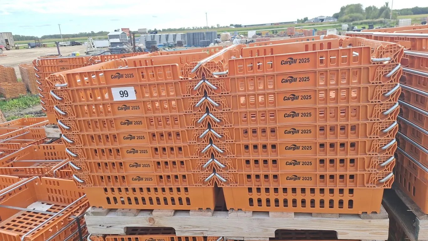 32 Stackable crates