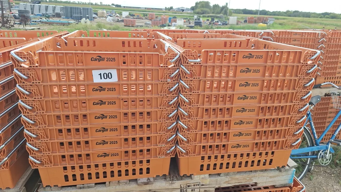 32 Stackable crates