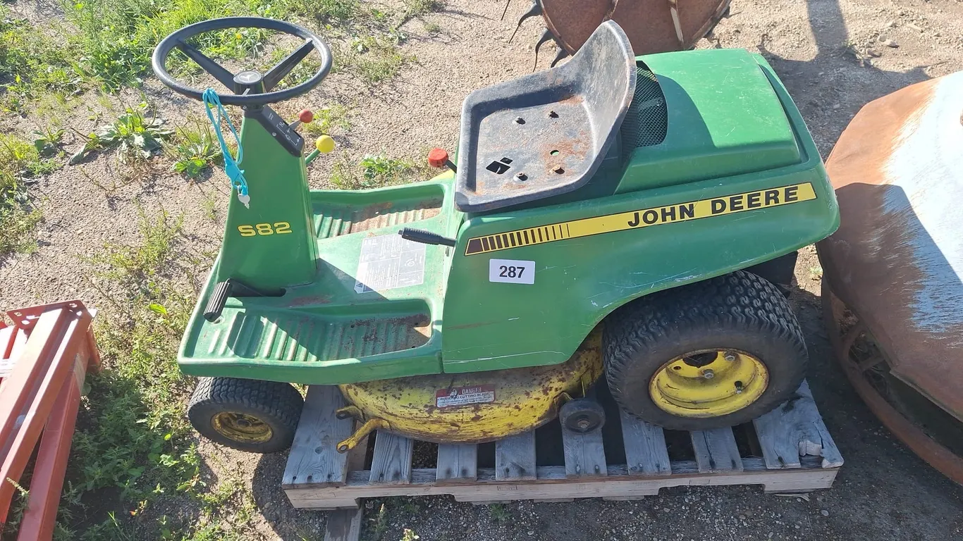 S82 John Deere lawn mower with manual