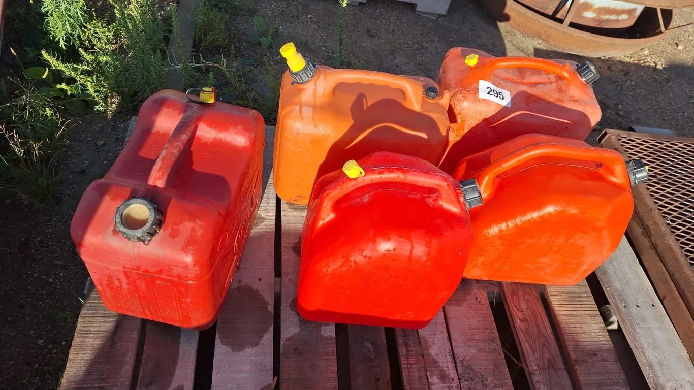 5-Plastic jerry cans