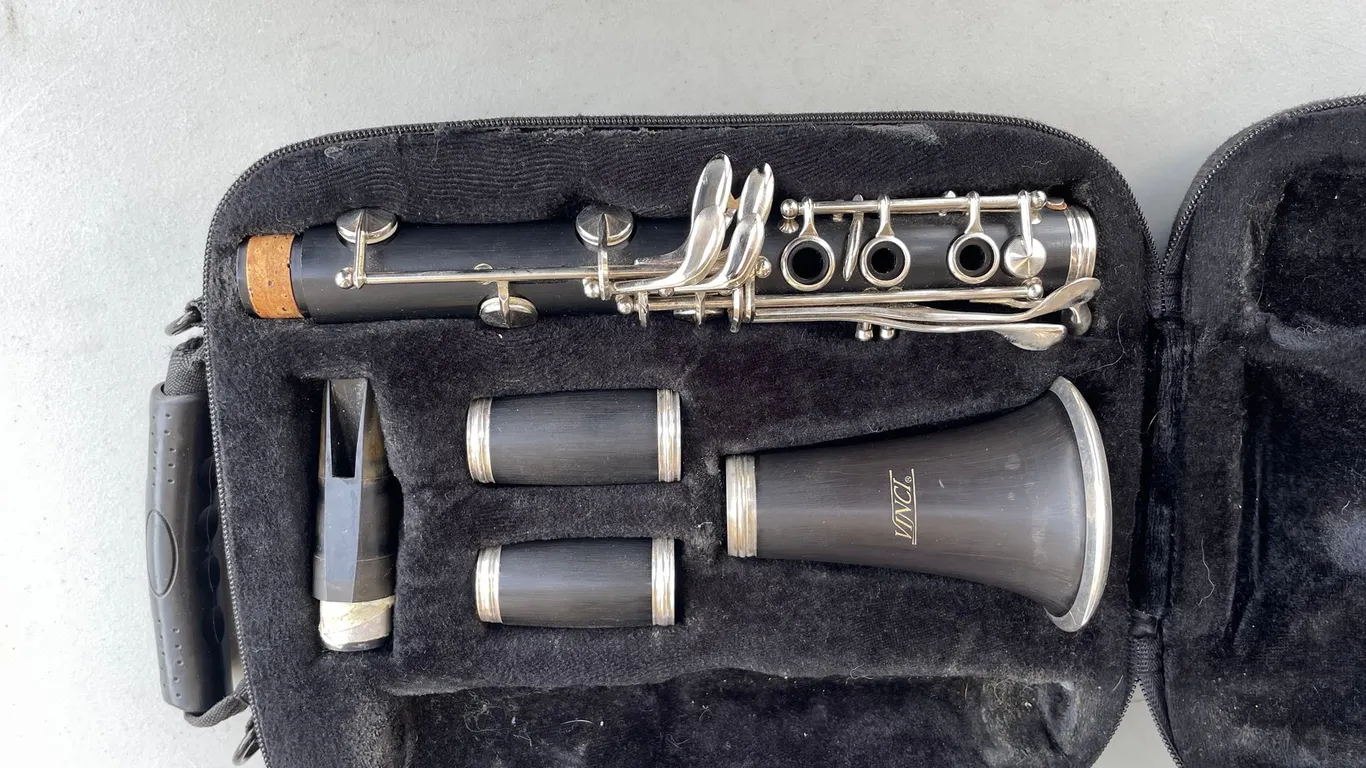 (1) Vinci Incomplete Clarinet with Case
