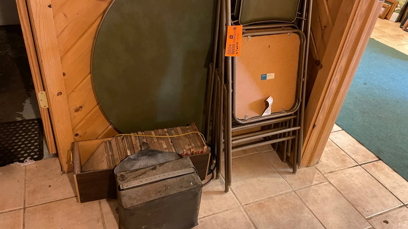 Round Card Table with (4) Chairs