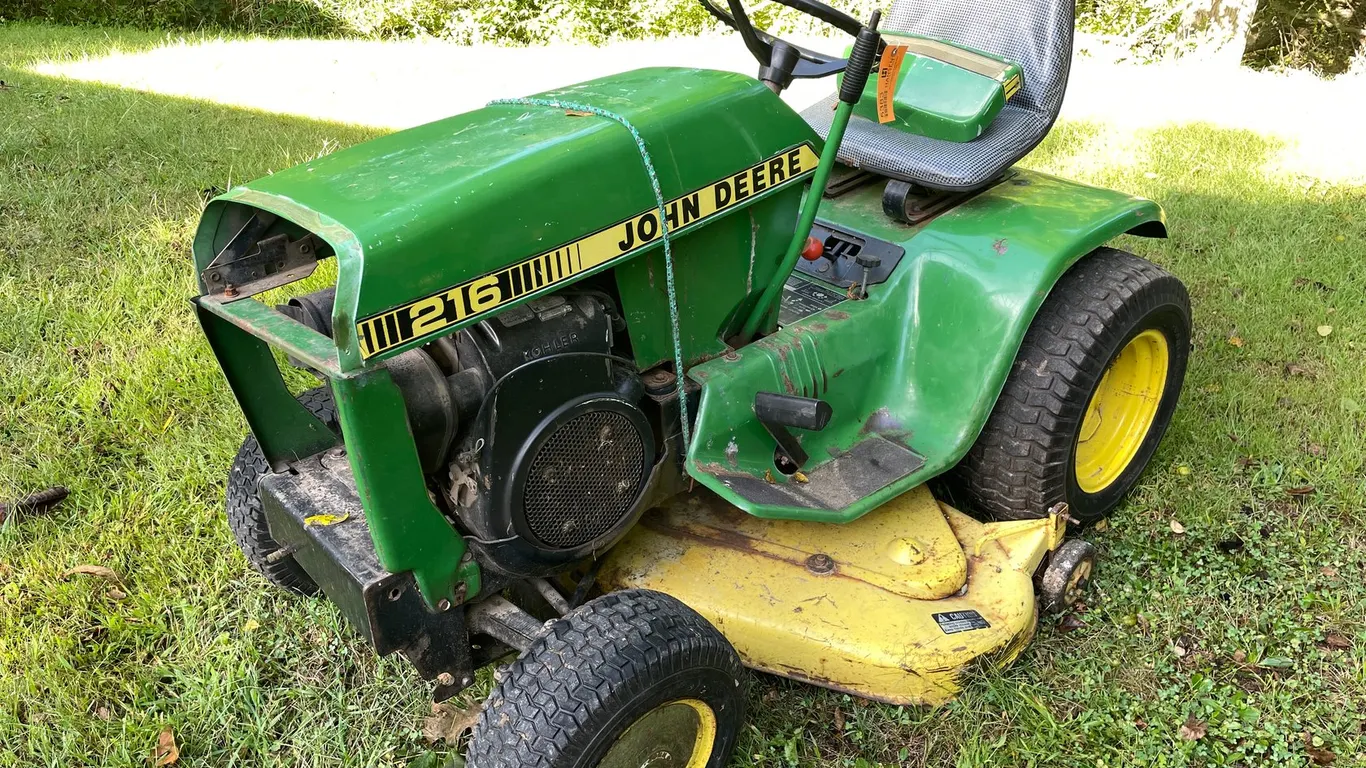 John Deere 216 Riding Lawn Mower