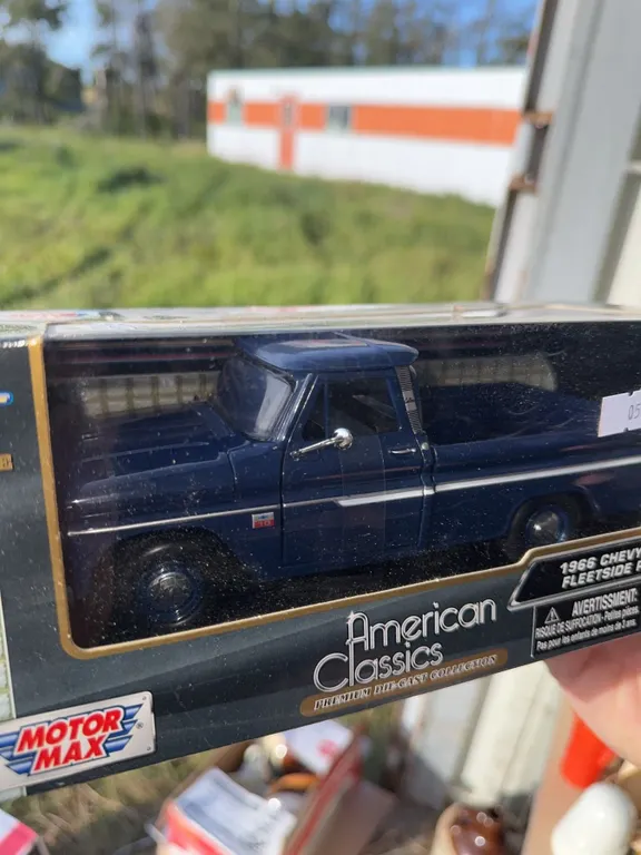 Motor Max 1:24 Scale 1966 Chevy C10 Fleetside Pickup Die-Cast Model