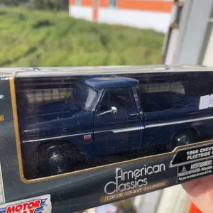 Motor Max 1:24 Scale 1966 Chevy C10 Fleetside Pickup Die-Cast Model