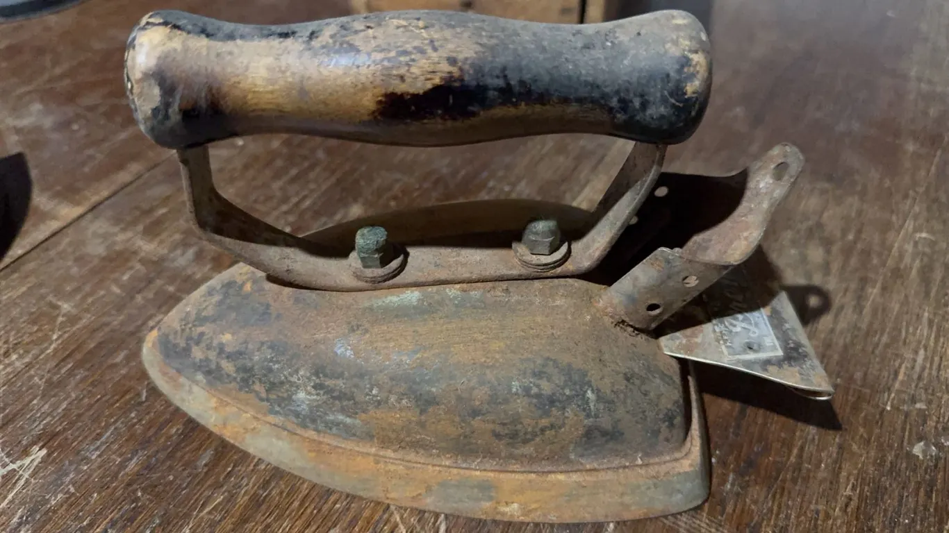 Eldecoe Cast Iron Sad Iron With Wooden Handle