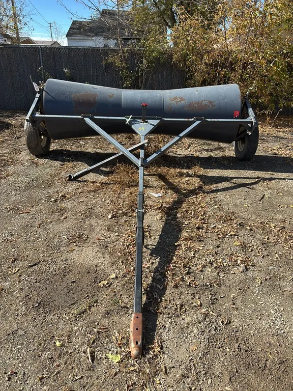 Farm King 10' Pull Type Swater Roller