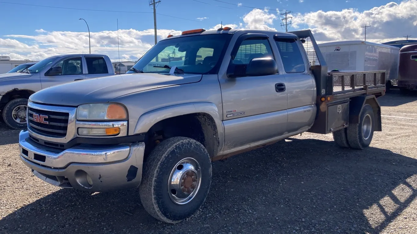 2003 GMC Sierra Grey Truck VIN: 1GTJK39163E170317