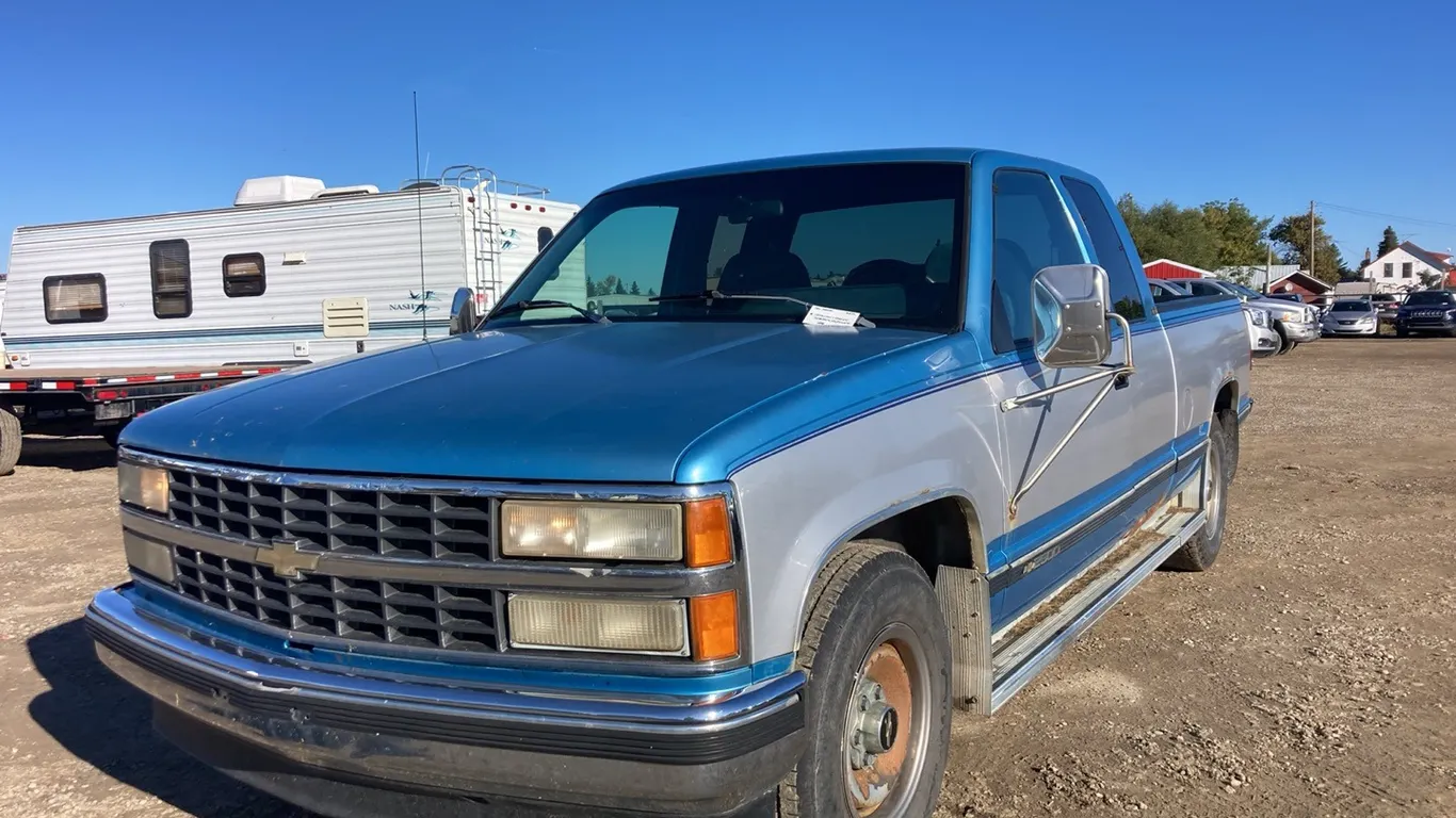 1993 Chevrolet C2500 Silver Truck VIN: 2GCFC29K1P1261475