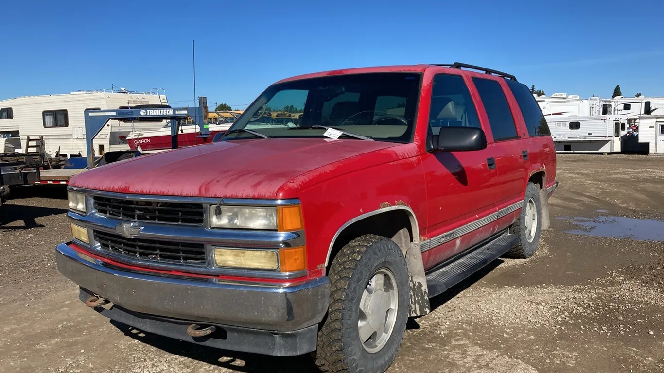1997 Chevrolet K1500 Suburban Red SUV VIN: 1GNEK13R7VJ381290