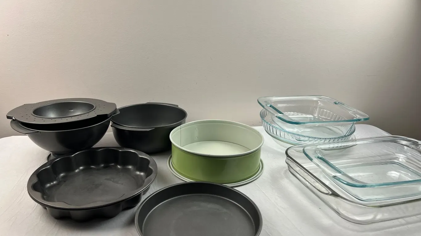 Assortment of Kitchen Bakeware