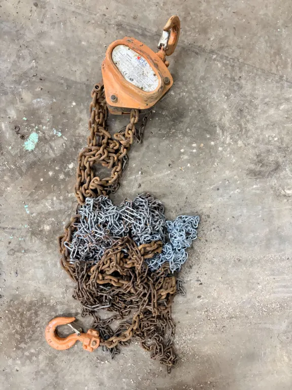 PACER 1 1/2 Chain Hoist and Chains