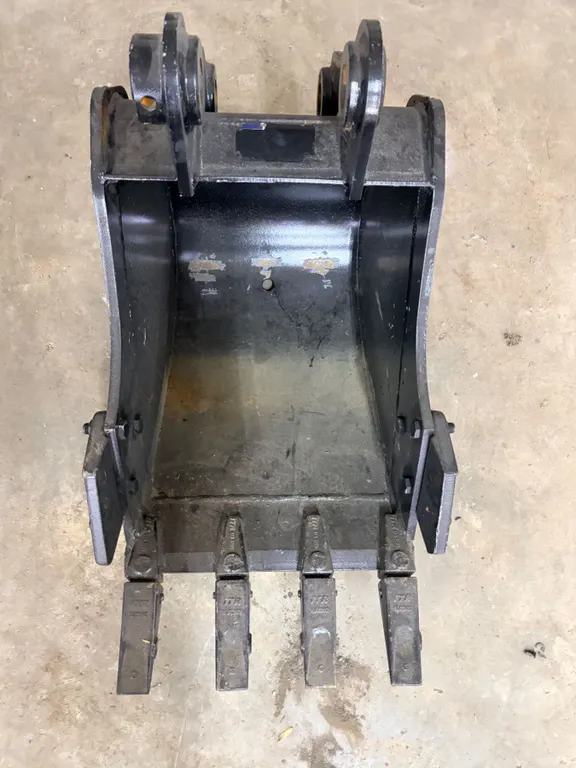 18" Landhero Bucket