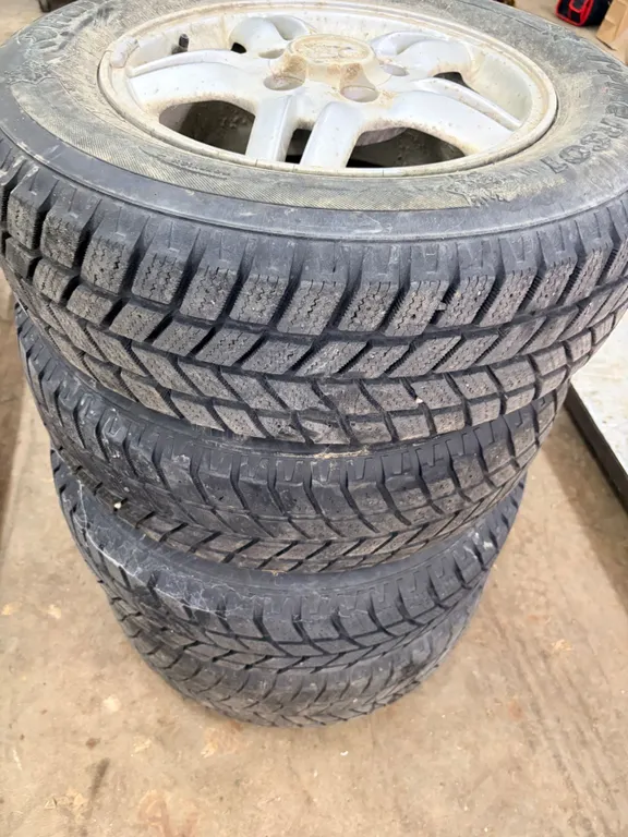 HANKOOK 205/70R15 965 PIKE R601 on rims