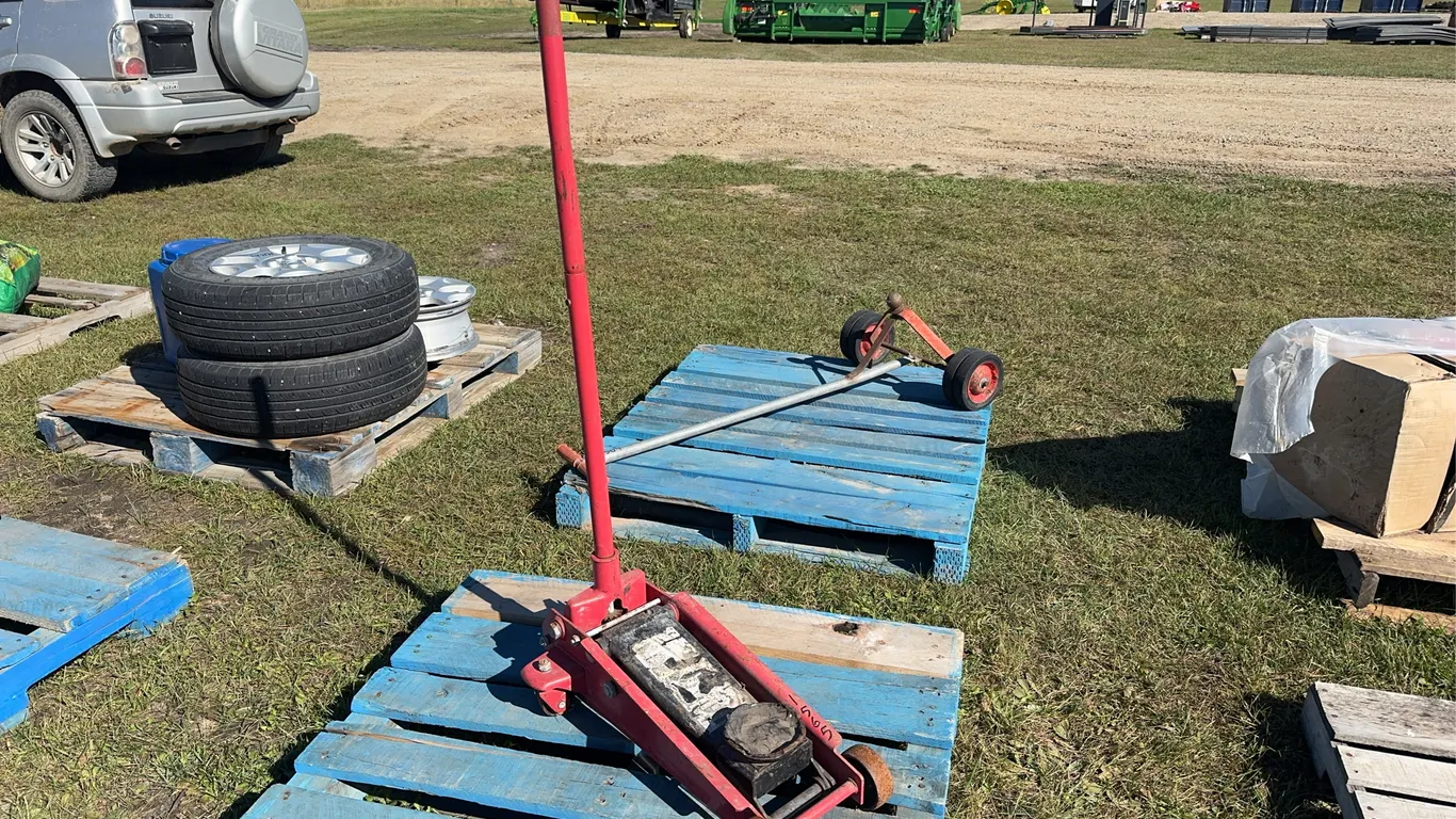 All Trade Floor Jack - Unknown Capacity *Unreserved*