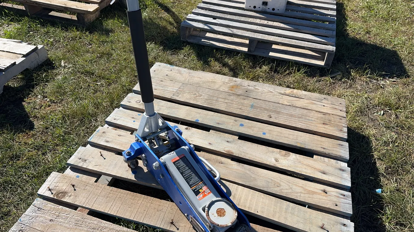 Big Red 1/2'' Ton Floor Jack *Unreserved*