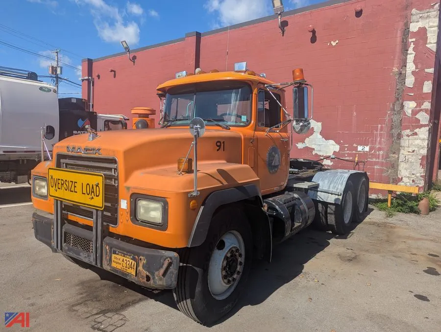 1999 Mack RD6 Tractor