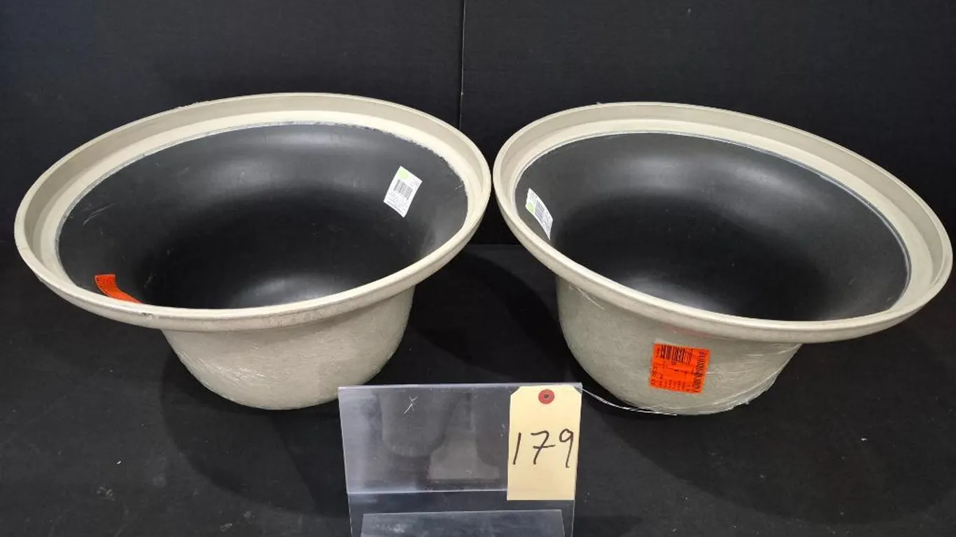 Set of 2 Lightweight Urn Planters