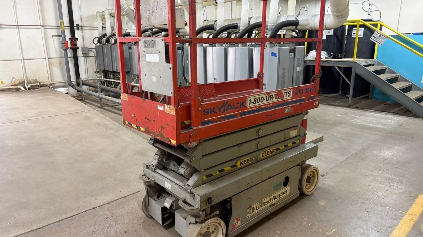 SKYJACK SCISSOR LIFT