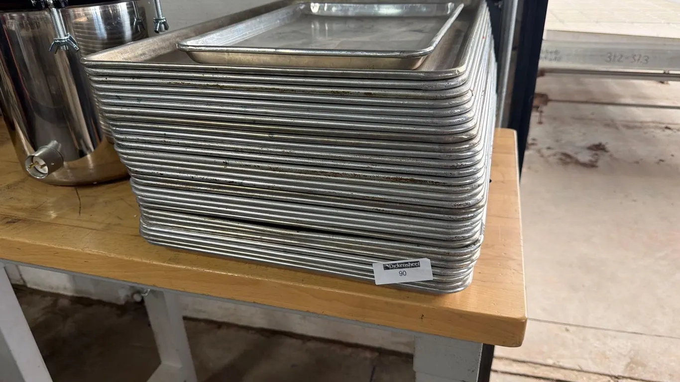 LOT OF PRIMARILY FULL SIZE SHEET PANS