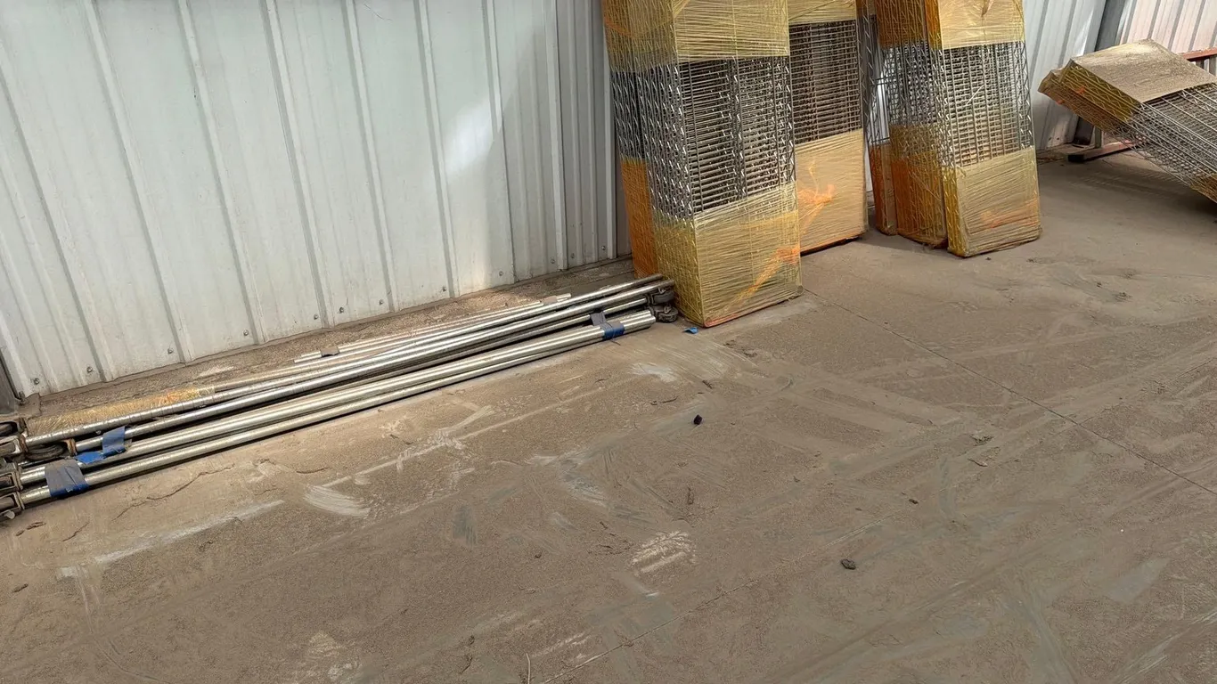 LOT OF CHROME WIRE SHELVING & POLES