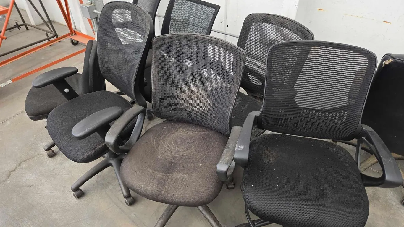 LOT OF SEVEN OFFICE CHAIRS