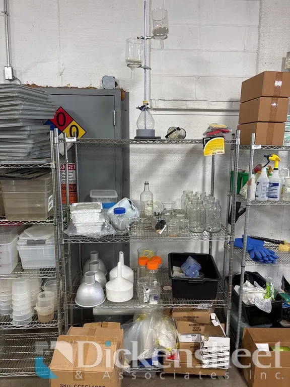 LABORATORY EQUIPMENT AND GLASS STORAGE CONTAINERS WITH WIRE RACK