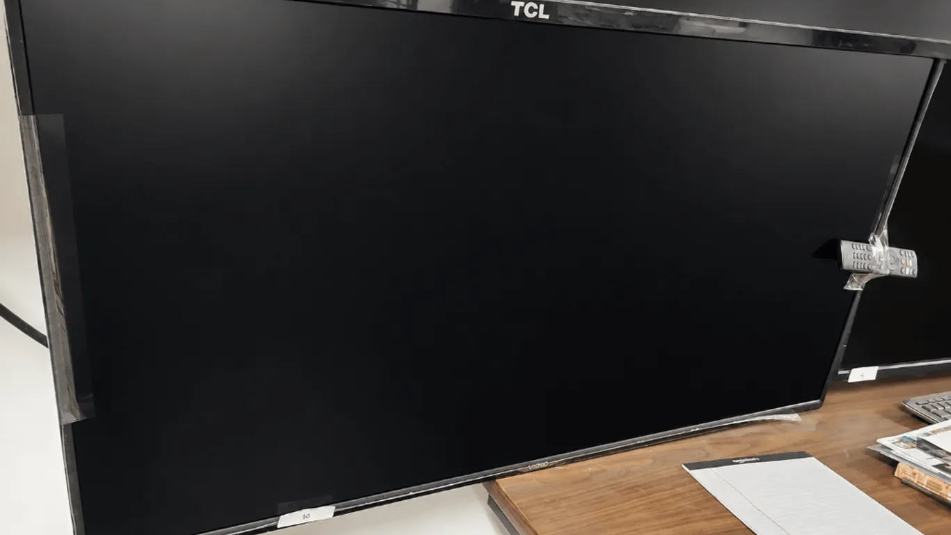 50 INCH VIZIO SMART TELEVISION W/REMOTE AND WALL MOUNT