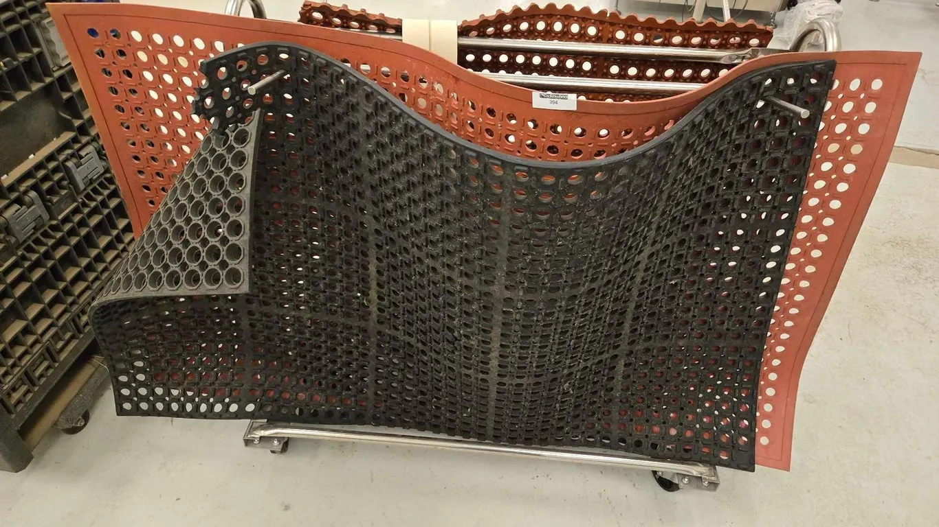SAFETY FLOOR MATS WITH HANDY DRYING RACK
