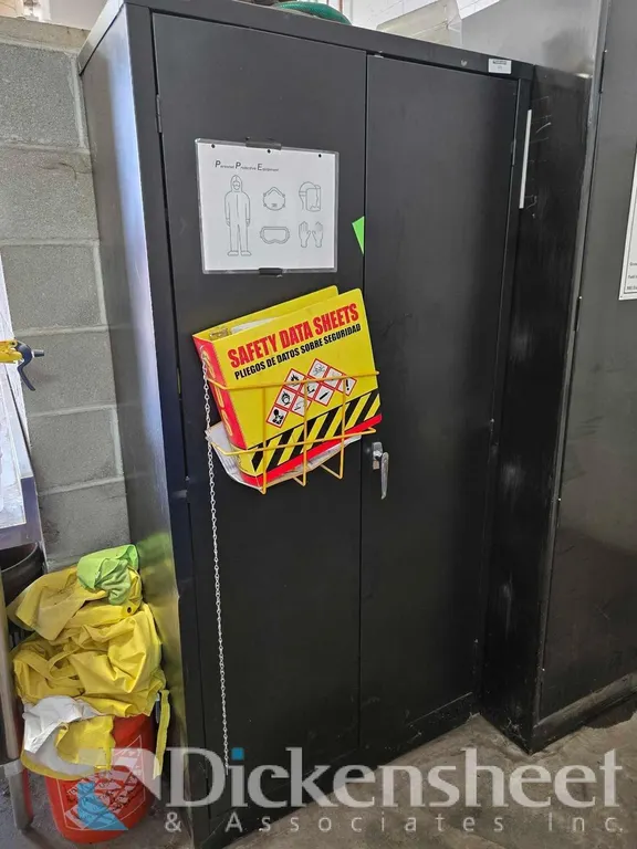 TWO-DOOR STEEL CABINET NO KEY