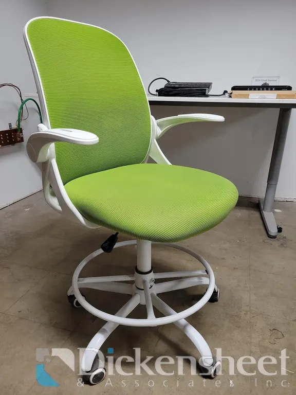 (1) GREEN HYDRAULIC FIVE STAR BASE CHAIR