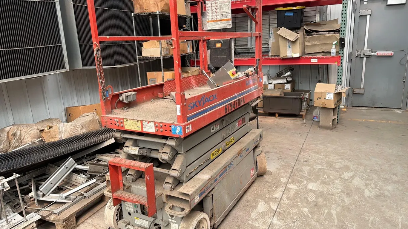 SKYJACK SCISSOR LIFT