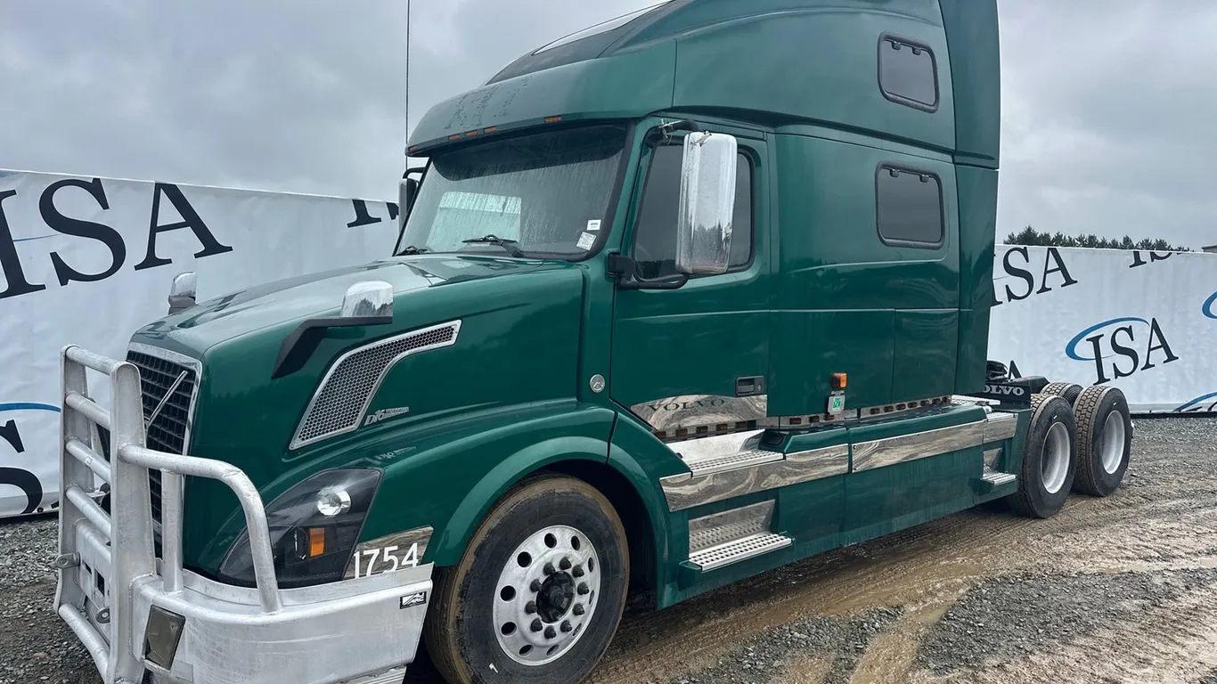 2007 Volvo VNL Sleeper Cab Truck Tractor