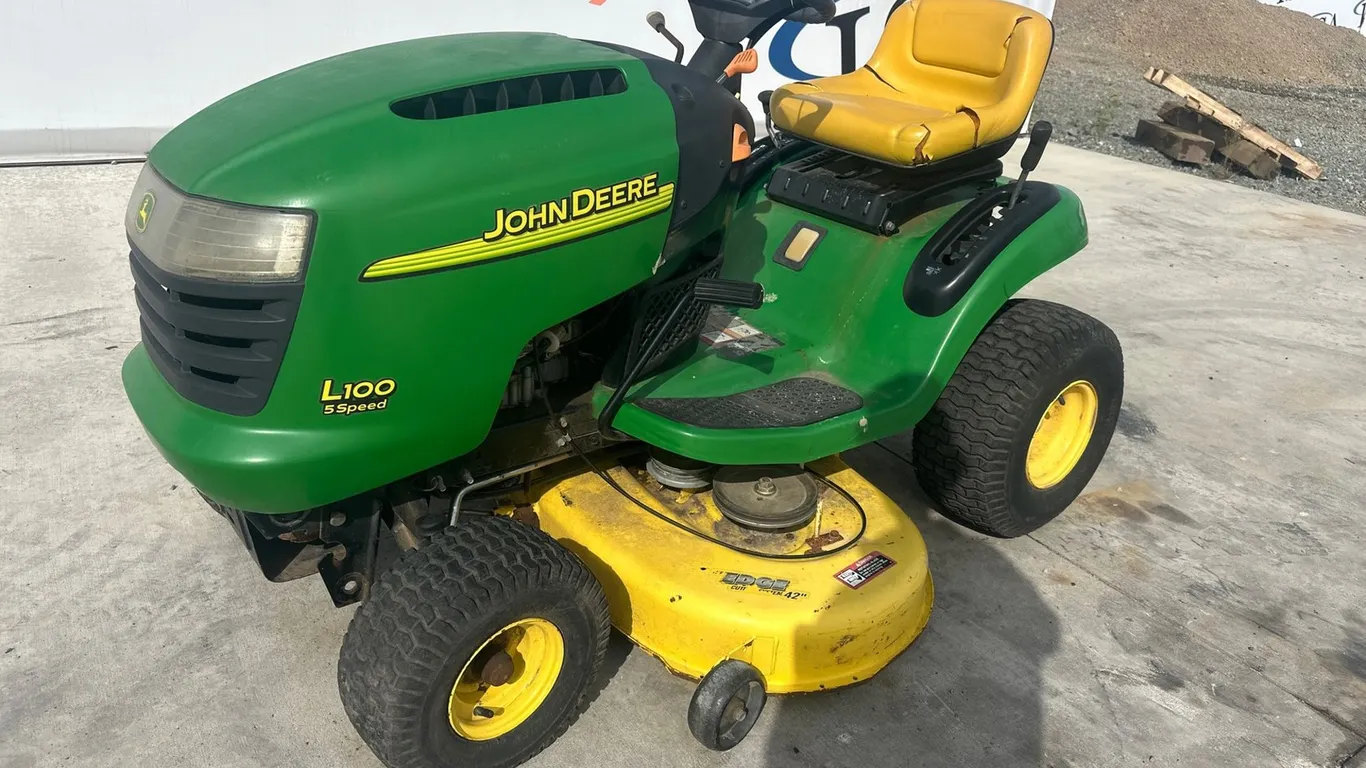 John Deere L100A Lawn Mower