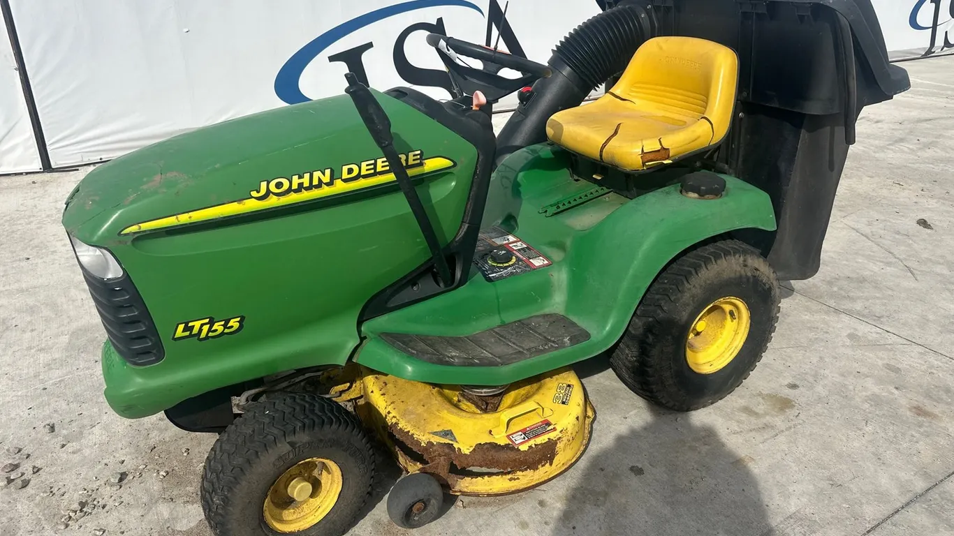 John Deere LT155 Lawn Mower