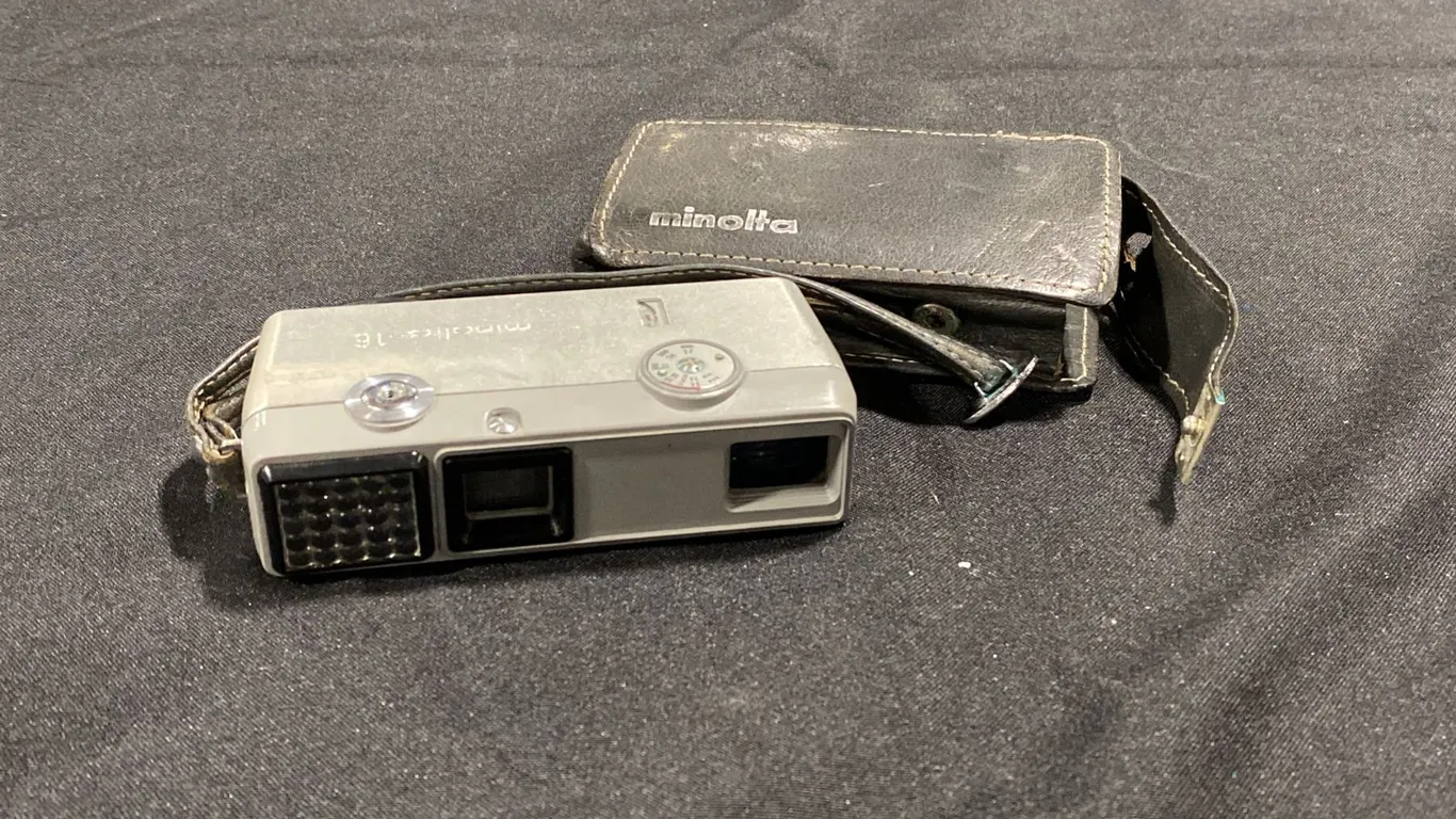 MINOLTA-16 EE 10 X 14 VINTAGE 16MM SUBMINIATURE VIEWFINDER CAMERA WITH ROKKOR 25MM F/2.8 LENS &