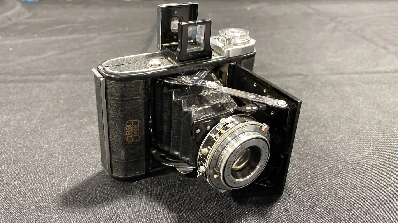 ZEISS IKON IKONTA MEDIUM-FORMAT FOLDING CAMERA WITH NOVAR-ANASTIGMAT 75MM LENS & PRONTO SHUTTER
