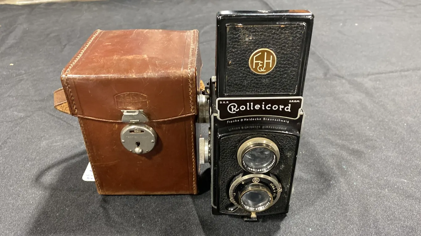 ROLLEICORD VINTAGE 120 MEDIUM FORMAT TWIN LENS REFLEX CAMERA WITH CASE