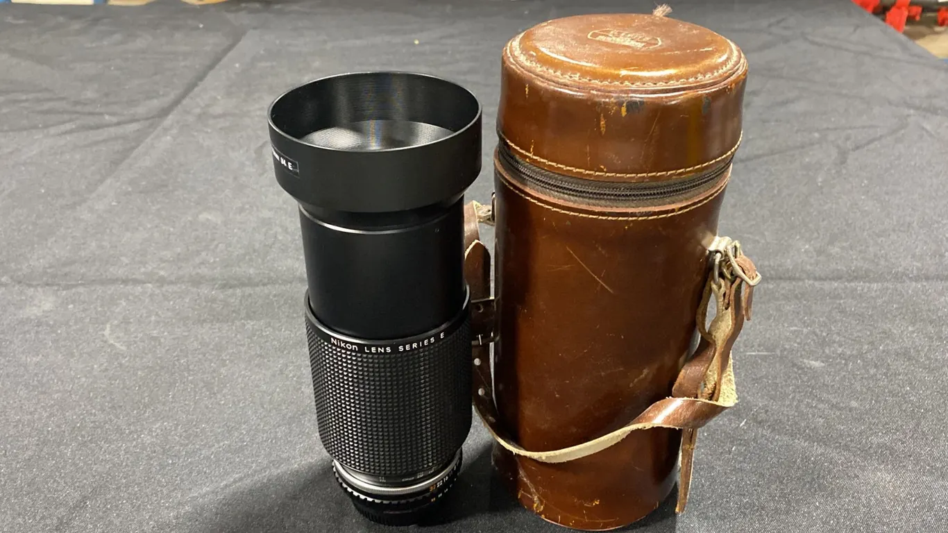 NIKON LENS SERIES E AI-S ZOOM 70-210MM F/4 LENS WITH HN-24 LENS HOOD & CASE